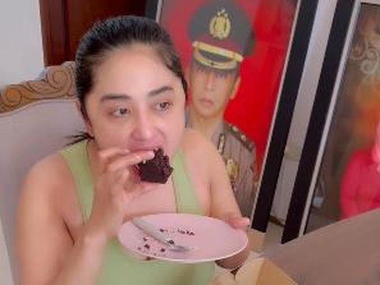 Dewi Perssik Dilamar Pilot, Ini Momennya Saat Makan Bekal dan Dessert