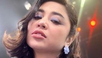 Dewi Perssik dikabarkan telah dilamar oleh seorang pria. Pria yang berprofesi sebagai pilot ini bahkan melamarnya di depan sang ibunda. Foto: Instagram/dewiperssik9