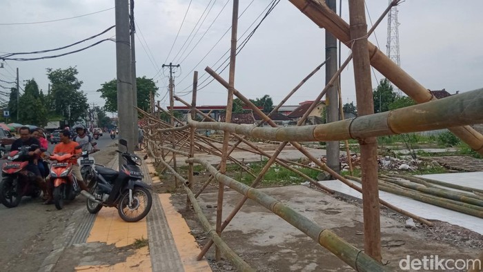 Eks Pasar Babadan Klaten kini ditutup pagar bambu usai dieksekusi. Foto diambil Minggu (12/2/2023).