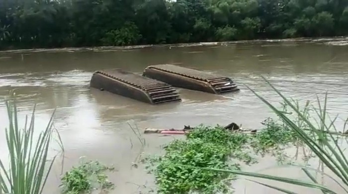Ekskavator hanyut di Bengawan Solo, Minggu (12/2/2023).