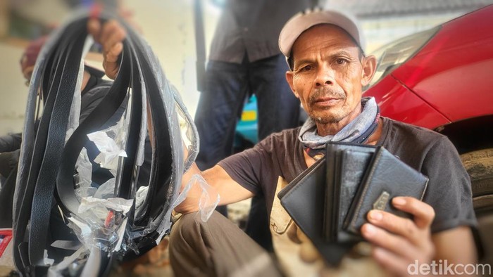 Eman Sulaeman (60) pedagang dompet dan sabuk asongan dari Sukabumi
