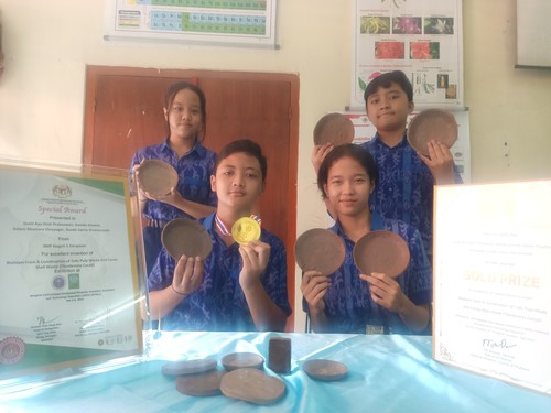 Empat pelajar SMPN 1 Denpasar menunjukkan produk biofoam dan penghargaan yang diterima pada beberapa waktu lalu. (Ni Made Lastri Karsiani Putri/detikBali)