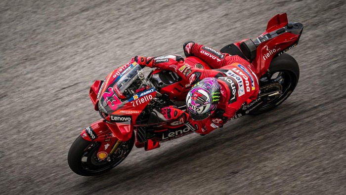 SEPANG, SELANGOR, MALAYSIA - FEBRUARY 10: Enea Bastianini of Italy and Ducati Lenovo Team rides during the Sepang MotoGP Official Test at Sepang International Circuit on February 10, 2023 in Sepang, Selangor, Malaysia. (Photo by Steve Wobser/Getty Images)