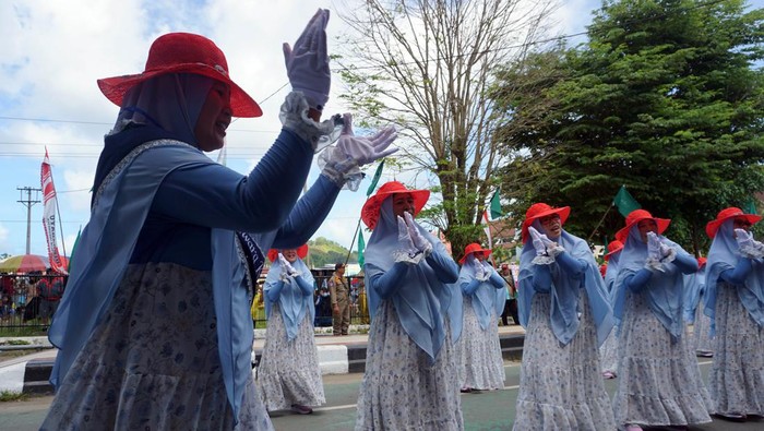 Sejumlah peserta gerak jalan memberikan penghormatan dan formasi di depan juri saat mengikuti Festival Gerak Jalan Muslimah di Kota Sorong, Papua Barat Daya, Minggu (12/2/2023). Festival yang diikuti 61 group muslimah tersebut diselenggarakan dalam rangka memperingati HUT Muslimat Nahdalatul Ulama (NU) yang ke-77. ANTARA FOTO/Olha Mulalinda/YU