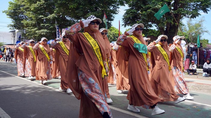 Sejumlah peserta gerak jalan memberikan penghormatan dan formasi di depan juri saat mengikuti Festival Gerak Jalan Muslimah di Kota Sorong, Papua Barat Daya, Minggu (12/2/2023). Festival yang diikuti 61 group muslimah tersebut diselenggarakan dalam rangka memperingati HUT Muslimat Nahdalatul Ulama (NU) yang ke-77. ANTARA FOTO/Olha Mulalinda/YU