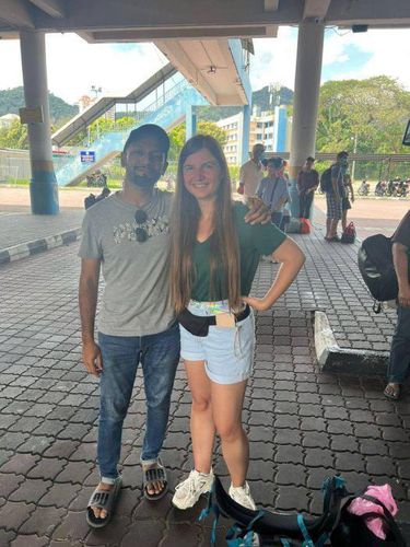 Foto Radzi seorang pemandu wisata di Malaysia, menjalin hubungan dengan bule asal Polandia viral di media sosial.