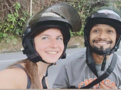 Foto Radzi seorang pemandu wisata di Malaysia, menjalin hubungan dengan bule asal Polandia viral di media sosial.