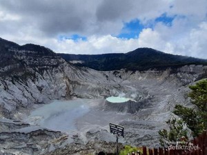 Gunung Tangkuban Parahu dengan 13 Kawah Eksotis