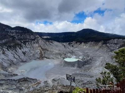 Gunung Tangkuban Parahu dengan 13 Kawah Eksotis