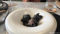Salah satu menu appetizer yang tidak boleh dilewati yaitu charcoal karaage yang gurih renyah ini. Foto: Detikcom / Atiqa Rana
