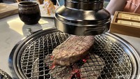 Seperti ini tampilan saat chef mulai membakar daging wagyu A5 di alat grill yang tepat berada di setiap meja. Foto: Detikcom / Atiqa Rana