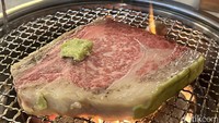 Kalau ini tampilan daging wagyu dry aged yang akan dipanggang. Jenis dagingnya yaitu 21 Days Wasabi Aged Rib Eye. Foto: Detikcom / Atiqa Rana