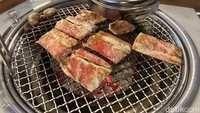 Sayang untuk dilewatakan, ini daging Nikutama striploin A5 yang akan dicocol dengan onsen egg. Foto: Detikcom / Atiqa Rana