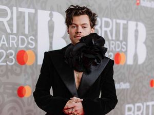 Harry Styles Hapus Foto Dirinya Gunakan Kaos One Direction