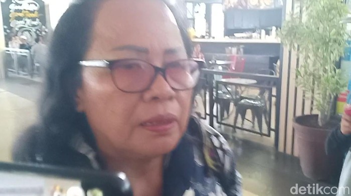 Ibu Yosua Hutabarat, Rostin Simanjuntak saat di Bandara Jambi. (Ferdi Almunanda/detikSumut)