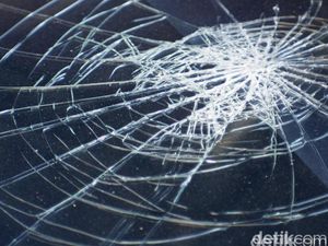 Aksi Lambaian Tangan Cowok Lain di Balik Pria Tabrak Pacar Sendiri