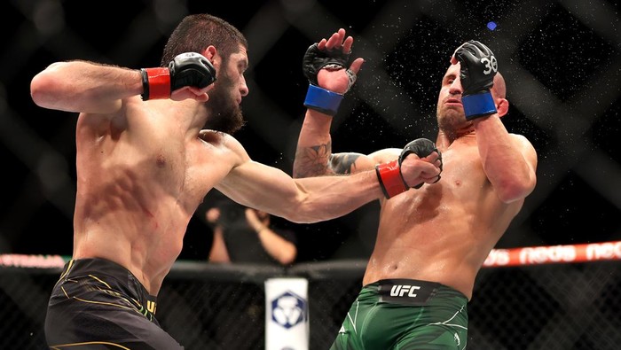 PERTH, AUSTRALIA - FEBRUARY 12: Islam Makhachev of Russia 
lands a punch against Alex Volkanovski of Australia in the UFC lightweight championship fight during UFC 284 at RAC Arena on February 12, 2023 in Perth, Australia. (Photo by Paul Kane/Getty Images)