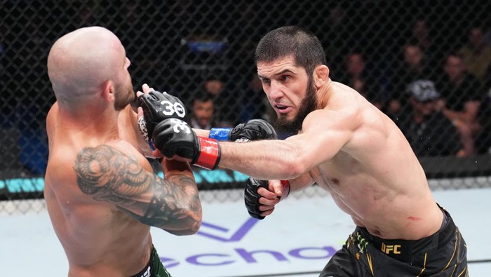 PERTH, AUSTRALIA - FEBRUARY 12: (R-L) Islam Makhachev of Russia punches Alexander Volkanovski of Australia in the UFC lightweight championship fight during the UFC 284 event at RAC Arena on February 12, 2023 in Perth, Australia. (Photo by Chris Unger/Zuffa LLC via Getty Images)