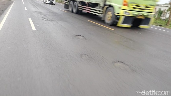 Jalan penuh lubang di Bojoengoro