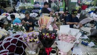 Selain itu, harga bunga juga melonjak hingga 3 kali lipat.