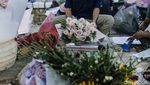 Jelang Valentine, Warga Berburu Bunga di Pasar Rawa Belong