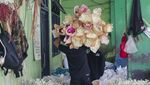Jelang Valentine, Warga Berburu Bunga di Pasar Rawa Belong