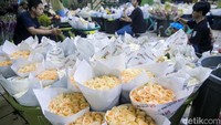 Pedagang menyiapkan pesanan bunga di Pasar Rawa Belong, Jakarta, Minggu (12/2/2023).