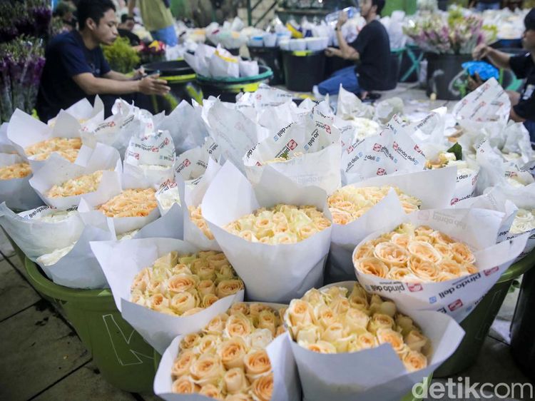 Jelang Valentine, Warga Berburu Bunga di Pasar Rawa Belong