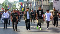 Presiden Joko Widodo (ketiga kiri) didampingi Gubernur Sumatera Utara Edy Rahmayadi (kedua kiri), Walikota Medan (ketiga kanan) dan Kapolda Sumatera Utara Irjen Pol RZ Panca Putra Simanjuntak (kiri) menyapa warga saat Car Free Day (CFD) di Kota Medan, Suamtera Utara, Minggu (12/2/2023).
