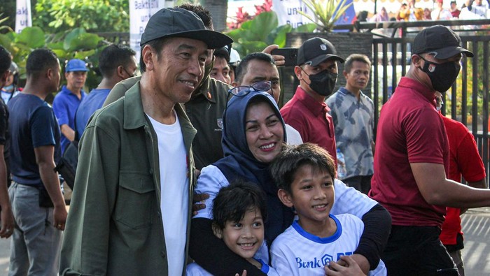 Jokowi Menyapa Warga di CFD Medan Presiden Joko Widodo (kedua kanan) didampingi Gubernur Sumatera Utara Edy Rahmayadi (kiri) dan Walikota Medan (ketiga kiri) menyapa warga saat Car Free Day (CFD) di Kota Medan, Suamtera Utara, Minggu (12/2/2023). Selain menyapa warga yang berolahraga di CFD, Presiden juga meninjau pembangunan sejumlah fasilitas yang ada di Kota Medan. ANTARA FOTO/Yudi/Lmo/YU