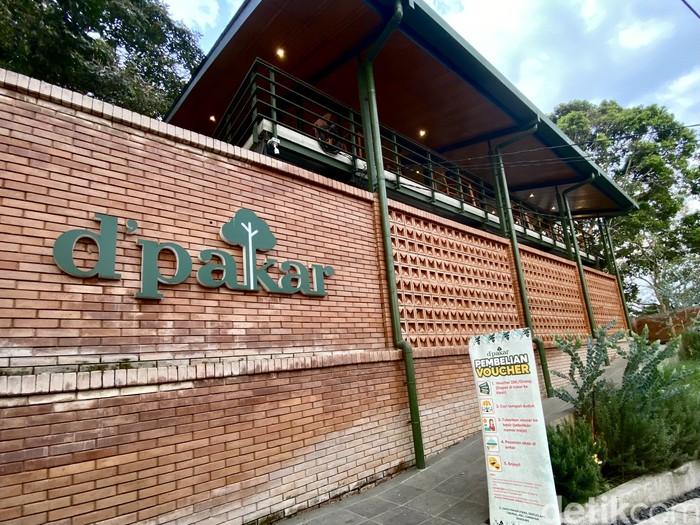 Kafe D'Pakar Kafe D'Pakar di Dago Pakar, Bandung yang cocok untuk nongkrong di akhir pekan.