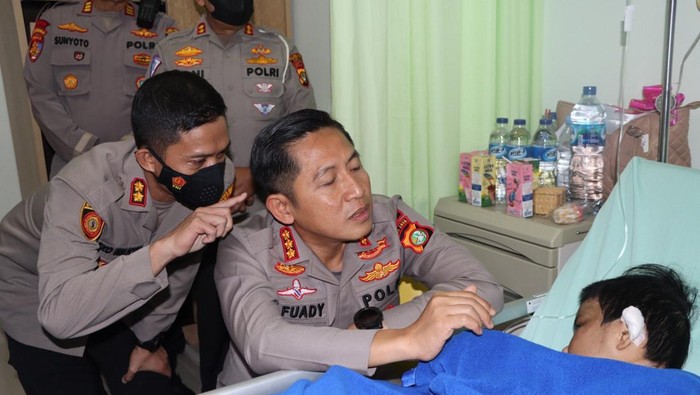 Kapolres Metro Depok Kombes Ahmad Fuady jenguk anak disiksa ibu di Depok (dok.istimewa)