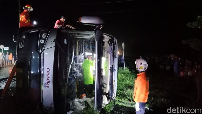 Bus pariwisata yang mengangkut rombongan siswa SMPN 3 Garut terlibat kecelakaan di Purworejo, Jawa Tengah, Minggu (12/2/2023).