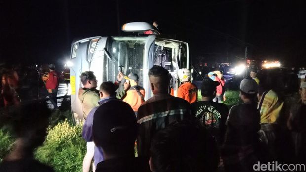 Laka Lantas Bus VS Pemotor di Jalan Daendels Purworejo, Minggu (12/2/2023) malam.