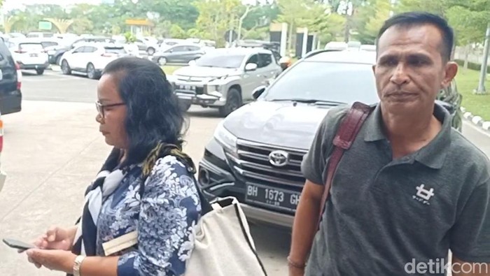 Kedua orang tua Yosua Hutabarat saat tiba di Bandara Jambi. (Ferdi Almunanda/detikSumut)