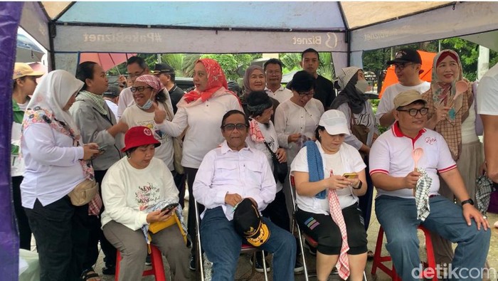 KemenPPPA dan Komnas HAM bersama Menko Polhukam Mahfud Md di acara pawai mendorong pengesahan RUU PPRT di kawasan CFD, Jakarta, Minggu (12/2/2023). (Anggi/detikcom)