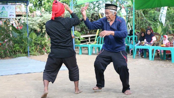 Kesenian gongcik, seni bela diri khas Pasucen, Pati.
