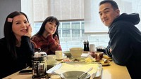 Banyak yang anggap lingkungan pertemanan Raline Shah tak main-main. Raline juga sempat makan bareng Joe Taslim saat keduanya baru-baru ini berada di Korea. Foto: Instagram @ralineshah
