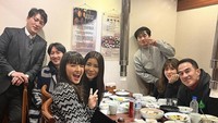 Punya banyak teman, kali ini artis Indonesia itu sedang makan Korean Bbq di negaranya langsung. Seru ya? Foto: Instagram @ralineshah