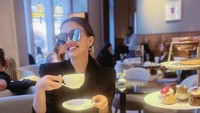 Selain di Korea Selatan, Raline Shah juga sempat kulineran di London, Inggris dengan menikmati afrernoon tea dan camilan kue. Foto: Instagram @ralineshah