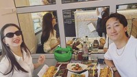 Saat masih di London, wanita berusia 37 tahun itu juga sempat mencicipi fish and chips khas sana bersama temannya. Foto: Instagram @ralineshah