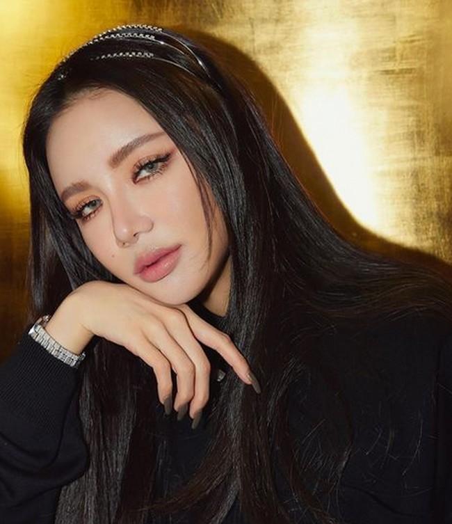 Namun nyatanya rumah tangga mereka diwarnai dengan pertengkaran. Dalam sebuah wawancara dengan Icon Singapore pada Desember 2022, Kim menceritakan bahwa Leslie menjadi orang yang berubah setelah menikah. Foto: dok. Instagram/Kim Lim