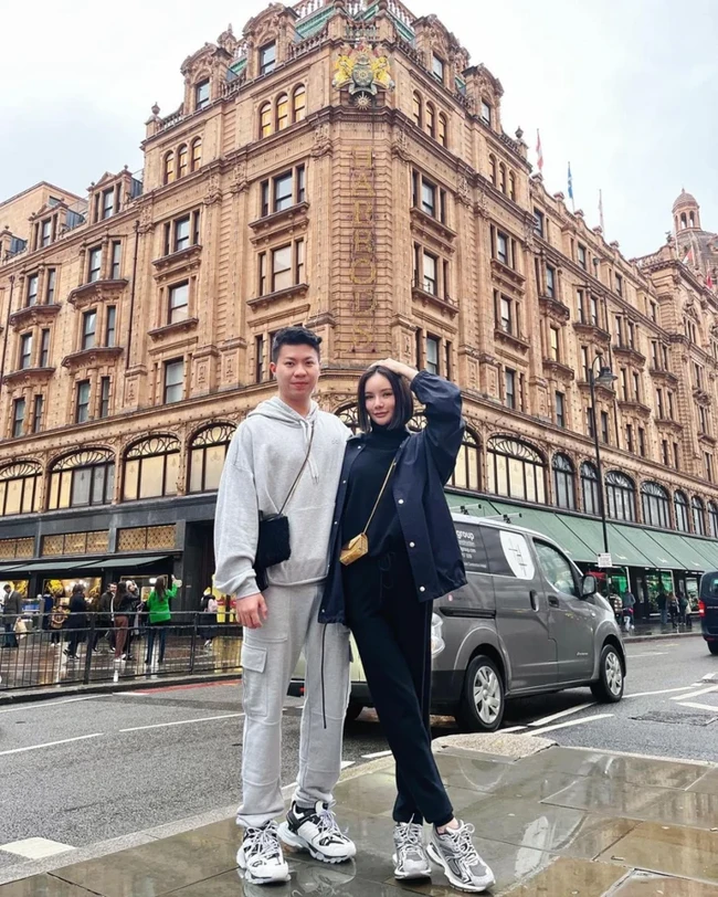 Urusan perceraian Kim dan Leslie tidak mudah. Sang mantan suami tampaknya memperebutkan harta gono-gini, bahkan sepatu Crocs yang ia beli saat pernikahan. Foto: dok. Instagram/Kim Lim