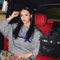 Urusan perceraian yang memakan waktu delapan bulan itu akhirnya selesai juga. Dalam Instagram Story-nya baru-baru ini, putri pengusaha Peter Lim itu mengungkapkan rasa leganya bisa bercerai dari Leslie Leow. Foto: dok. Instagram/Kim Lim