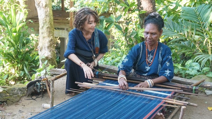 (Kiri) Tasya Widya Krisnadi, Direktur Pendopo, berfoto bersama mama-mama penenun program pemberdayaan masyarakat yang dilakukan Pendopo di Kabupaten Sikka, NTT..JPG (Kiri) Tasya Widya Krisnadi, Direktur Pendopo, berfoto bersama mama-mama penenun program pemberdayaan masyarakat yang dilakukan Pendopo di Kabupaten Sikka, NTT..JPG