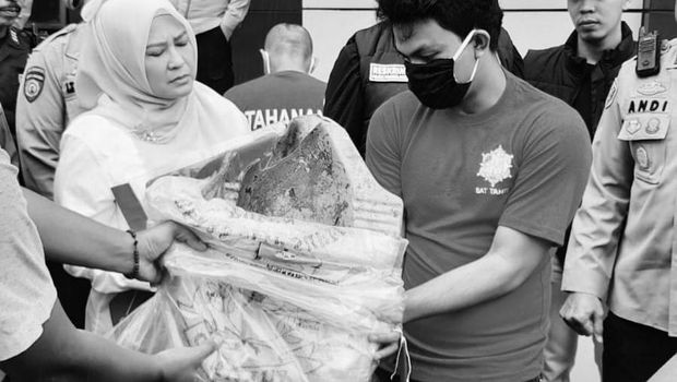 Kloset duduk yang dipakai untuk menghantam Elisa itu masih berlumuran darah. (Aris Rivaldo/detikcom)