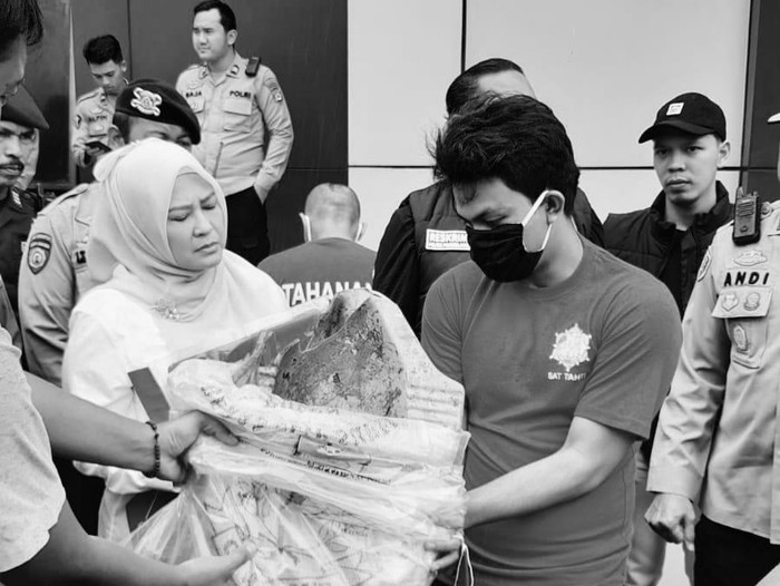 Kloset duduk yang dipakai untuk menghantam Elisa itu masih berlumuran darah. (Aris Rivaldo/detikcom)