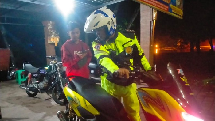 Penindakan terhadap pengendara sepeda motor yang menggunakan knalpot brong di Simpang Sudirman, Kecamatan Jembrana, Kabupaten Jembrana.