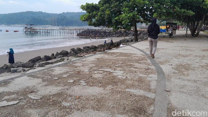 Kondisi jalur pedestrian di Pangandaran, Minggu (12/2/2023)