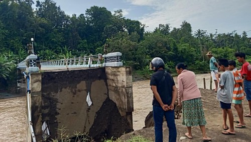 Kondisi Jembatan Perak di Desa Penyaringan, Kecamatan Mendoyo, Kabupaten Jembrana, Bali, kembali jebol setelah diterjang air bah, Minggu (12/2/2023). (I Putu Adi Budiastrawan/detikBali)